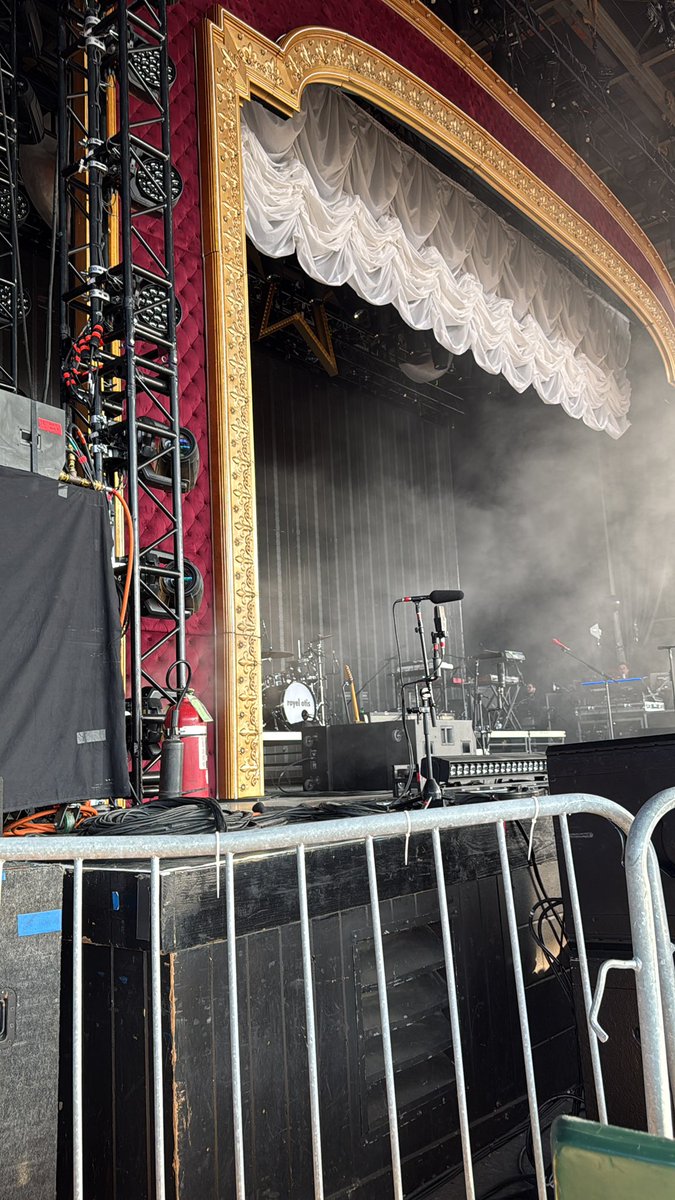 b_hutson13's tweet photo. Waiting for you @halsey ❤️❤️❤️ https://t.co/hUyjDoCLnk