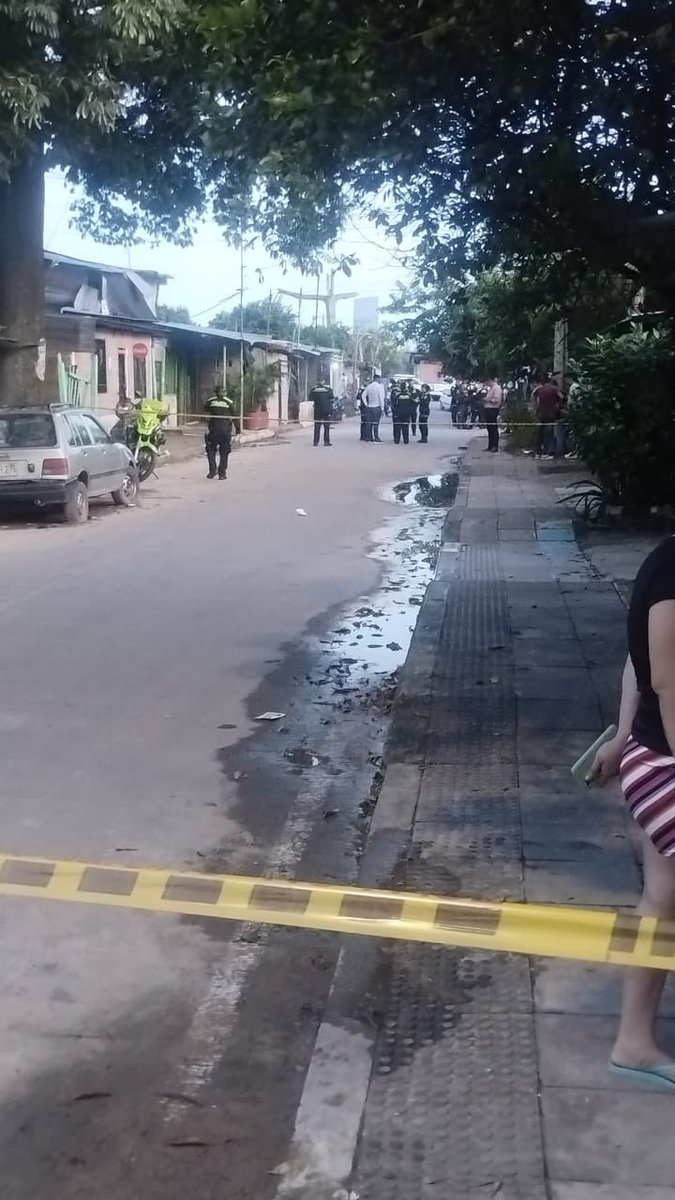 SuVersionY's tweet image. #Atención | Se presentó un intercambio de disparos entre la Policía y un presunto ladrón en la invasión de la carrera 13 con calles 46 y 47 en #Yopal. 

El sujeto resultó gravemente herido y fue trasladado en una camioneta de la Policía hasta el Hospital Regional de la Orinoquía