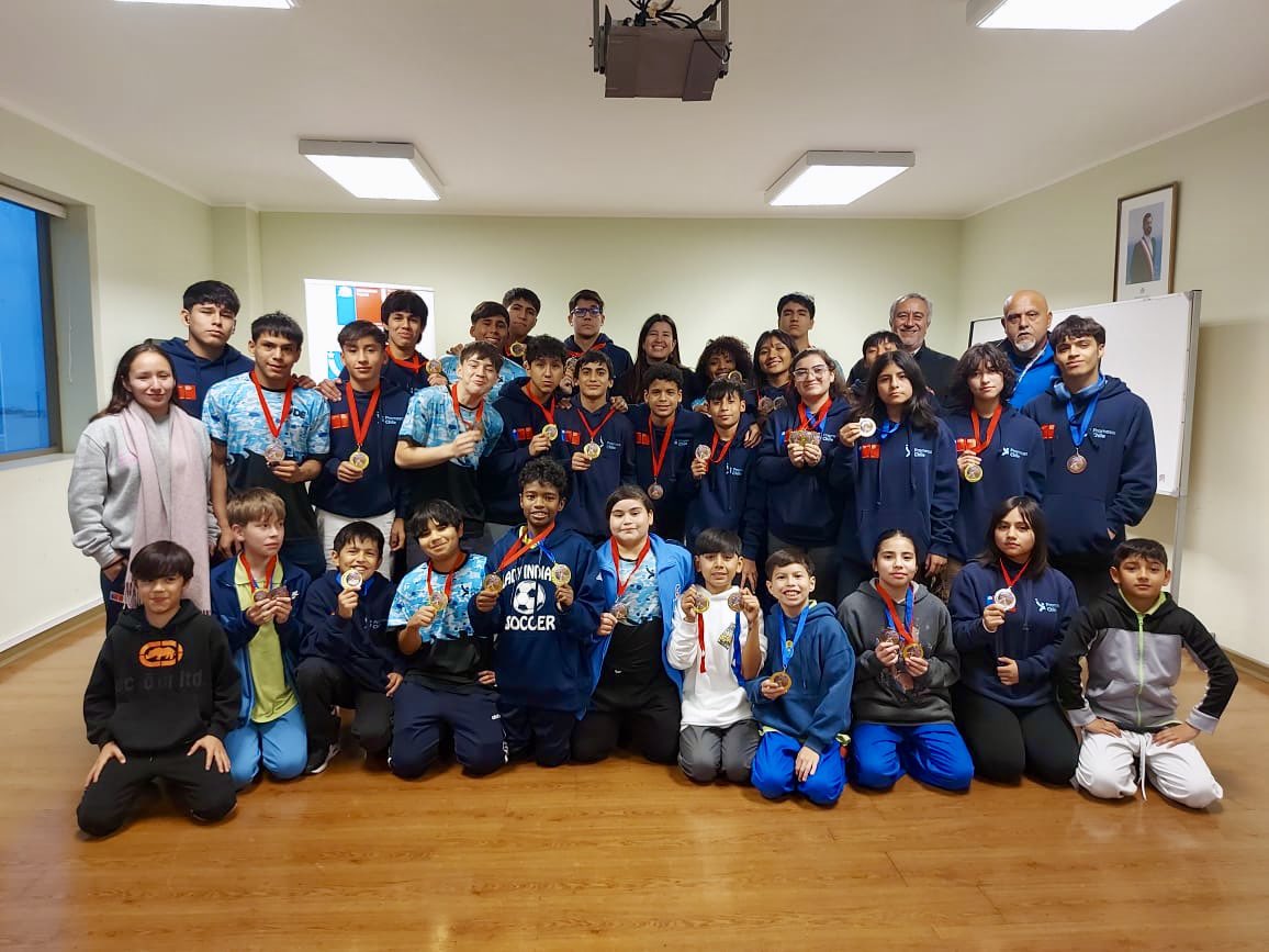 Seremi del Deporte, Vania Llantén Junto al Director Regional IND, Hernán Muñoz felicitaron a los judocas del Programa Promesas Chile que ganaron 31 medallas en el Nacional Federado Carabineros de Chile.

Nuevo éxito para nuestros deportistas de #Tarapacá 💪🏽🥇🥈🥉🥋

#ChileCompite