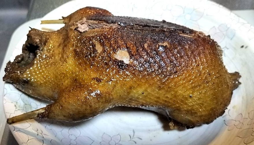 run_super's tweet photo. フライパンで作る カルガモのロースト！

鴨独特のレバー臭が苦手な私でも、美味しく食べられました！しかも柔らか！

①バーナーで炙って洗う→下茹で→冷水で洗う
②醤油、酒、ニンニク、塩、砂糖 で2日漬ける
③オリーブオイルを表面に塗り、フライパンで両面焼いた後、2のタレを入れて蒸し焼き https://t.co/NlakFbhari