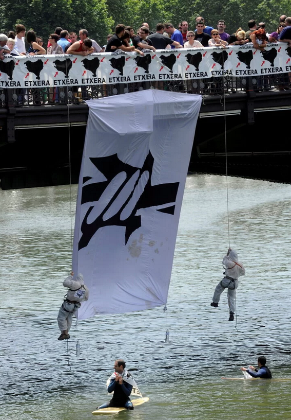 2011/06/12. Manifestazioa Bilbon "Eskubide guztiekin, euskal presoak Euskal Herrira" leloarekin, Egin Dezagun Bidea ekimenak deituta.  

[Argazkia: Monika del Valle]

#BilboHariGorria 
#Sakabanaketa