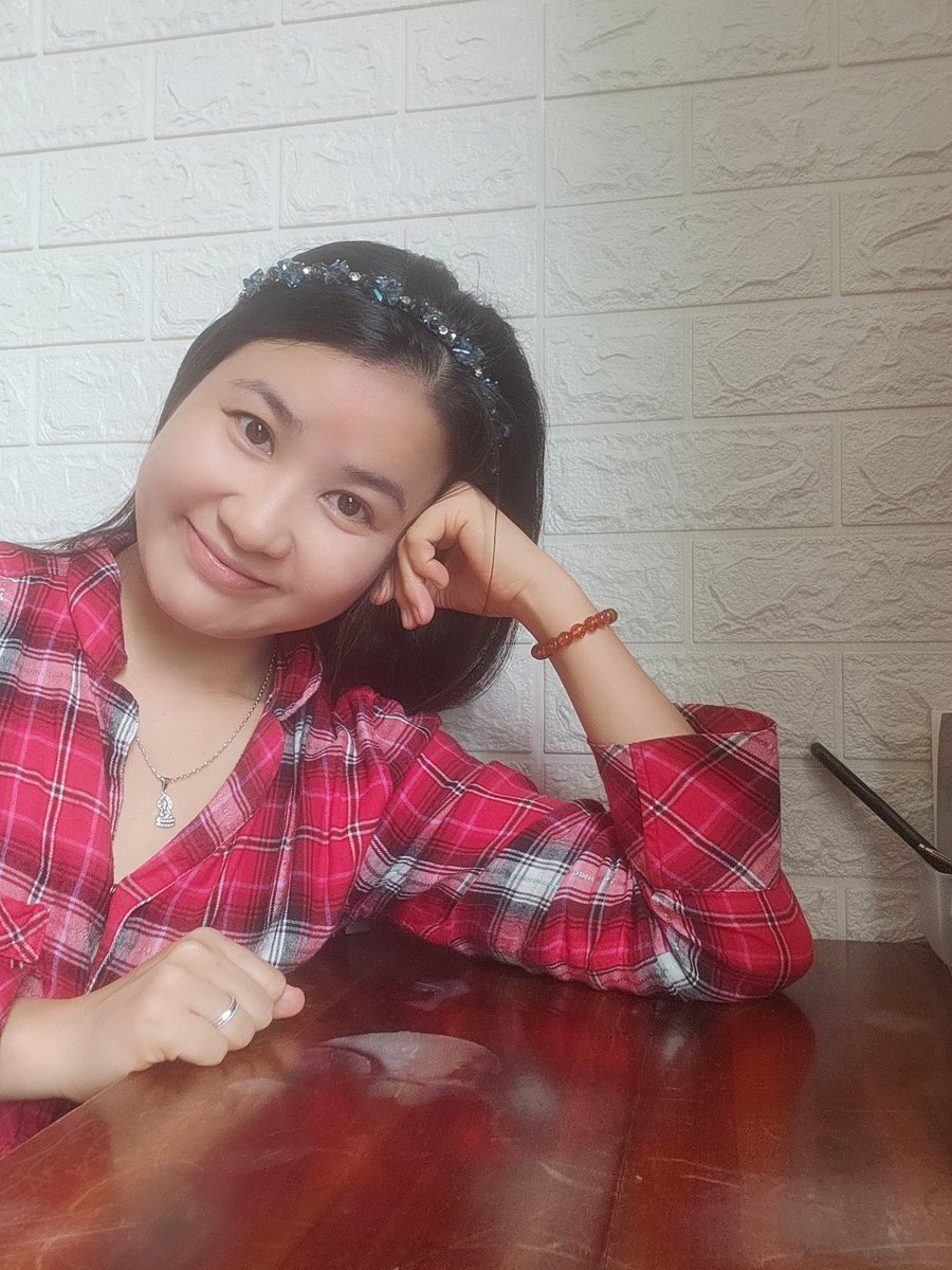Thân như là đám khói
Sinh hoạt thế gian mây
Thành công như bọt nước
Thất bại bọt nước tan
Lợi danh bong bóng nước
Lành dữ tháng mây bay
Tháng ngày như chớp nhoáng
Viên mãn bầu trời không.
Thầy Thích Thanh Từ
