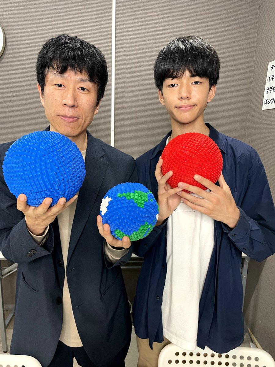 CLkids_clwn's tweet image. 「美しすぎるレゴ球体」で話題の「TBSレゴマスターズJAPAN」第2回チャンピオンRin君がCLキッズに来てくれました!
YouTubeで制作秘話も近日公開予定🎥
さらにこの球体を各教室に展示予定です!ぜひ本物を見て触れてください!
#レゴ #Rin君 #レゴ球体 #CLキッズ #STEM教育 #TBSレゴマスターズ #LEGO