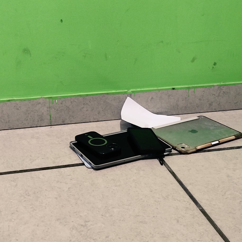 ntaxrt's tweet image. anak" ni geletakin hp sm ipad udh kyk gada harga dirinya anjr 😭😭