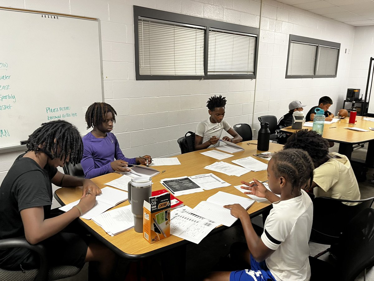 Goose Creek Memorial QB <a href="/RiccoRichardsjr/">Ricco Richardsjr</a> leading the quarterback school teaching session today for the junior high squad! We’re pouring into the roots so the future can grow strong #COUNTonME