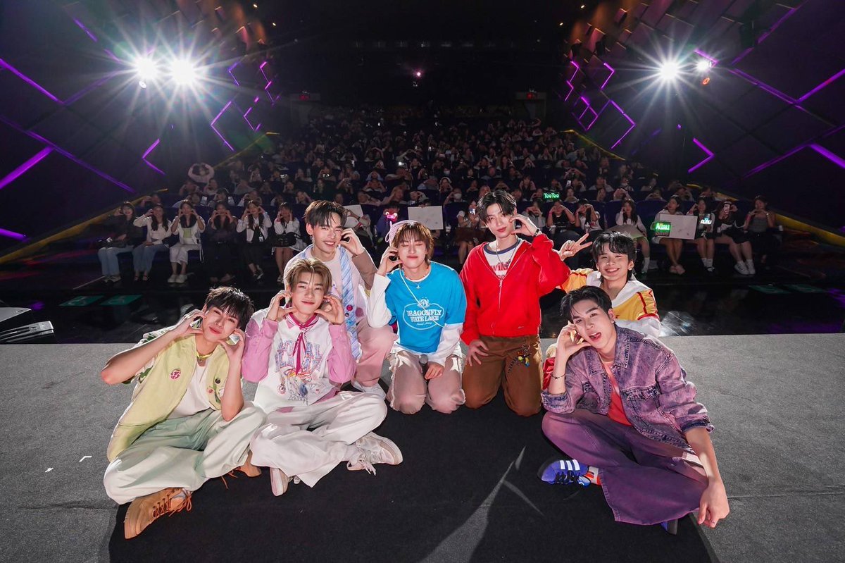 WOMENTERTAIN's tweet photo. “โทมัส-ก้อง” นำทีมนักแสดง “กี่หมื่นฟ้า” เสิร์ฟความประทับใจ ใน Exclusive Fan Meet “ICONSIAM x กี่หมื่นฟ้า” 

[อ่านต่อ…🔗 https://t.co/Njfqh2tpDV]

#ICONSIAMxกี่หมื่นฟ้า #กี่หมื่นฟ้า #YourSkySeries
#ICONSIAM #ICONSIAMPrideOutLouder #PrideOutLoud #PrideMonth https://t.co/XEZthT6h27