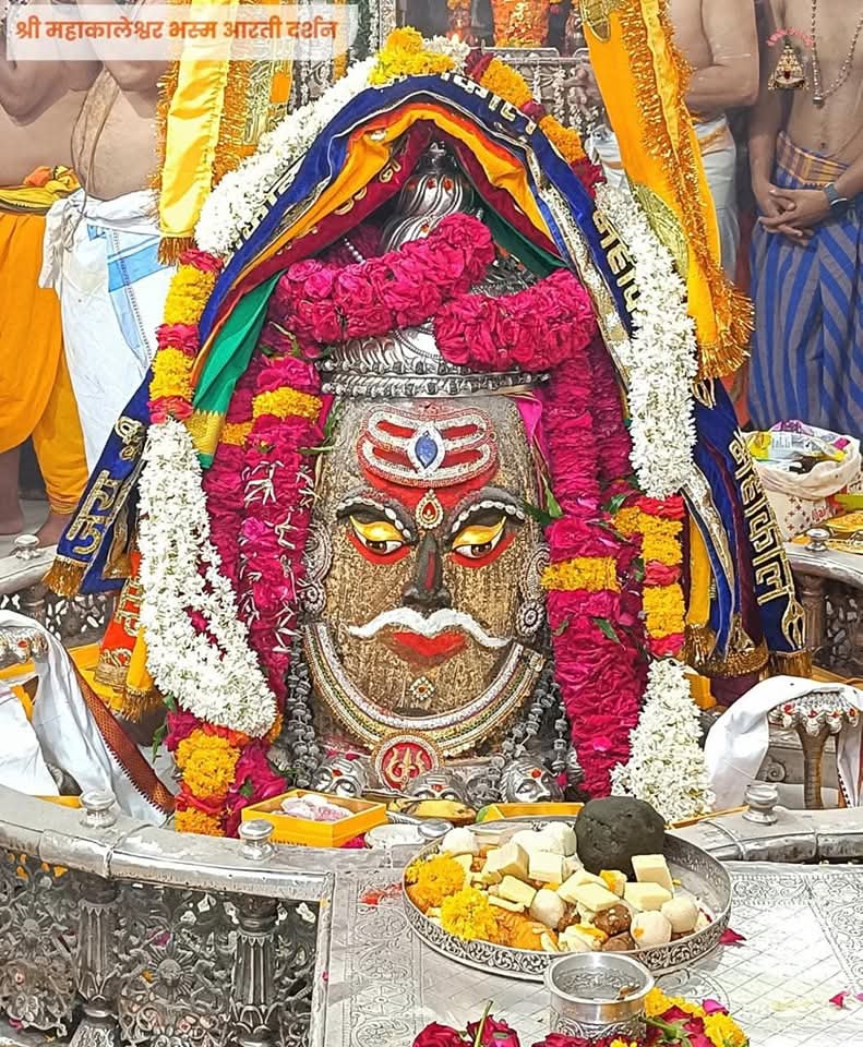 आंखों का पानी और दिल की कहानी...
मां और महादेव के सिवा कोई नही समझ सकता...!!

जय श्री महाकाल 🔱🕉️🔱🙏🚩🚩
नमः पार्वती पतये हर हर महादेव 🕉️🔱🕉️🙏🚩🚩