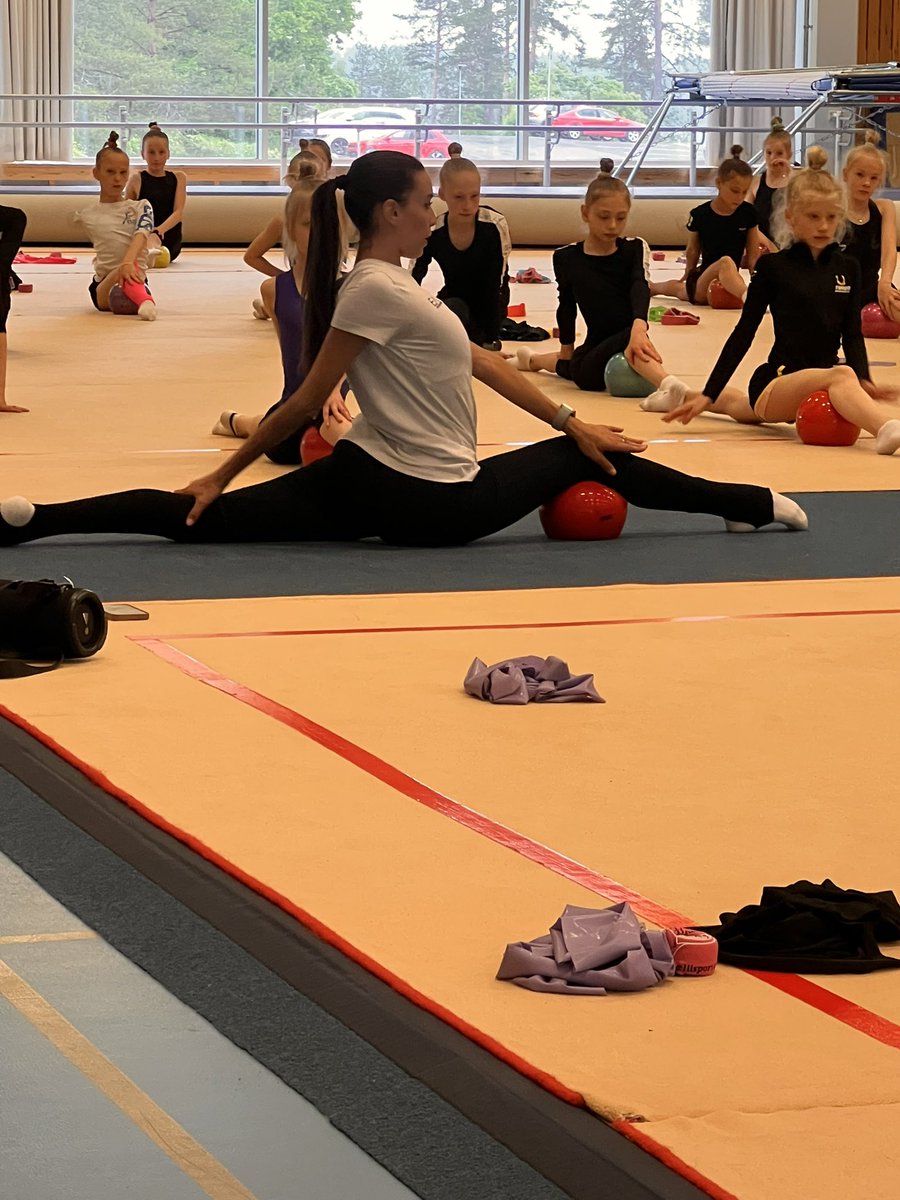 Ihana oppimisen hetki rytmisen voimistelun leirillä ja voimisteluvalmentajien koulutuksessa. Päästiin porukalla kysymään kysymyksiä ja treenaamaan Alessia Maurellin, Italian maajoukkueen pitkäaikaisen kapteenin ja kolminkertaisen
❗️olympiavoimistelijan kanssa. 👊 Mikä uratarina!