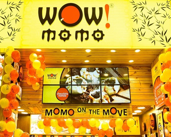 🚨 Wow! Momo raises 💰₹85 Cr debt from Stride Ventures

➡️Funds to refinance loans &amp; scale QSR + FMCG
➡️₹480 Cr Series D in April
➡️FY24: ₹470 Cr revenue | ₹114 Cr loss (flat YoY)
➡️Target: 1,500 stores &amp; ₹100 Cr FMCG buisness 
#FMCG #Startups #India #loan