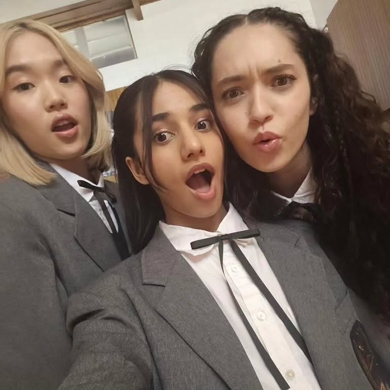 kittenvers's tweet image. pues, es obv𝕚o que la más 𝑓an de #格ː𝑙α𝖉yʼ𝐂𝕚ss𝕚ฅ soy yo ! aunque puede que 𝕜eo compita a cabeza conmigo, y no nos preocupamos por 𝕤erena aunque ganamos la #𝔉αnː𝕔αllคิฅ𝟷𝟷ʼ𝐝αy gracias a ella y sus mil contactos, o eso ha dicho ella 🗣

undǝf𝕚ne͞d 🎠 ︎✺ ⊰ #ne𝐣i !