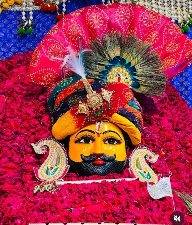 "जो श्याम के दर पर झुकता है, उसे फिर किसी और दर पर झुकने की जरूरत नहीं रहती।"