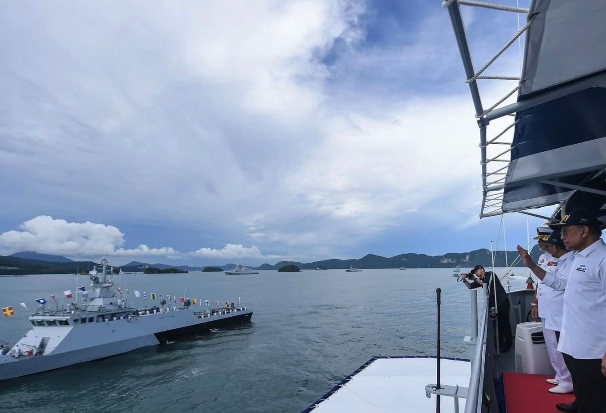 KdSundang's tweet photo. LIMA ‘25 (20–24 Mei) – Penglibatan KD SUNDANG serta aset-aset TLDM &amp; antarabangsa Acara kemuncak: Fleet Review disempurnakan YAB PM Dato’ Seri Anwar Ibrahim, PAT Jeneral Datuk Hj Mohd Nizam Hj Jaffar &amp; PTL YBhg Laksamana Tan Sri (Dr.) Zulhelmy Ithnain. 
#tldm
#LIMA’25
#kdsundang https://t.co/qBoZQLbp4y