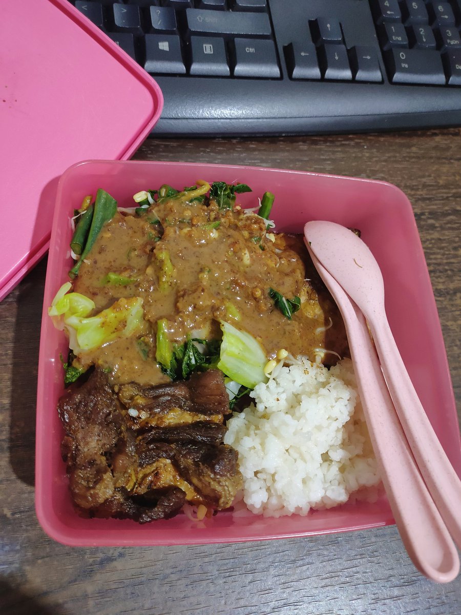 _maair's tweet image. Masih persapian dibacem lalu panggang teflon dengan pecel marebu. Met mam semuaa