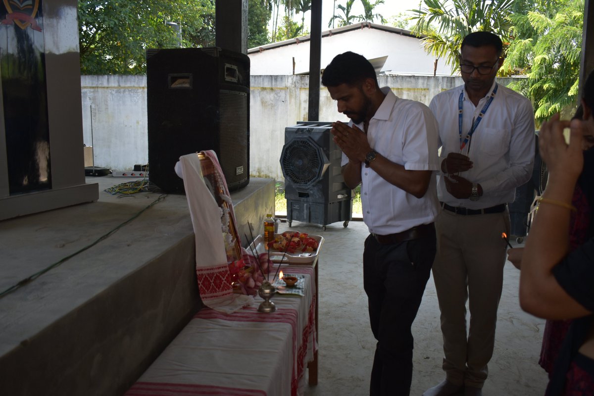 vbistsk's tweet photo. 🌸 Celebrating the legacy of Mahapurush Sri Sri Madhav Dev! 🌸
Vidya Bharati International School, Tinsukia observed Sri Sri Madhav Dev Janmo Utsav during the morning assembly with devotion and pride. 
#SriSriMadhavDev #JanmoUtsav #VBISTinsukia #AssameseCulture #FloralTribute https://t.co/C0tfOs94wp