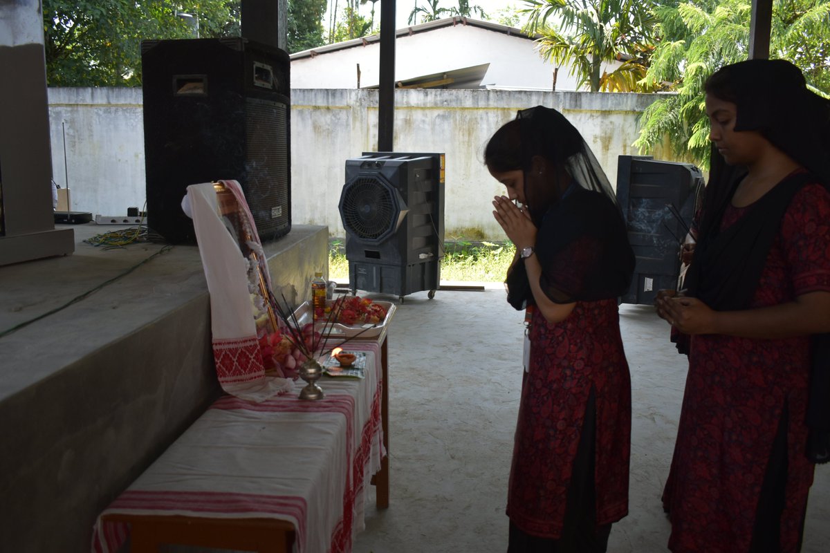 vbistsk's tweet photo. 🌸 Celebrating the legacy of Mahapurush Sri Sri Madhav Dev! 🌸Vidya Bharati International School, Tinsukia observed Sri Sri Madhav Dev Janmo Utsav during the morning assembly with devotion and pride.
#SriSriMadhavDev #JanmoUtsav #VBISTinsukia #AssameseCulture #FloralTribute https://t.co/tF60TscrWk