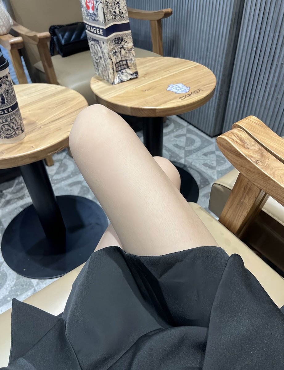 终于休假了，有哪个美女不爱睡懒觉呢…刚睡醒心情很舒畅……出来奖励自己一杯奶茶🥤，有在附近的粉丝吗？可🈷️