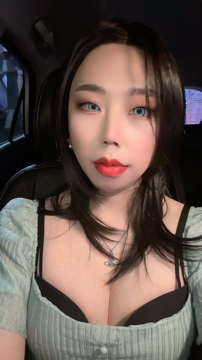 민트색 옷에 민트색 렌즈