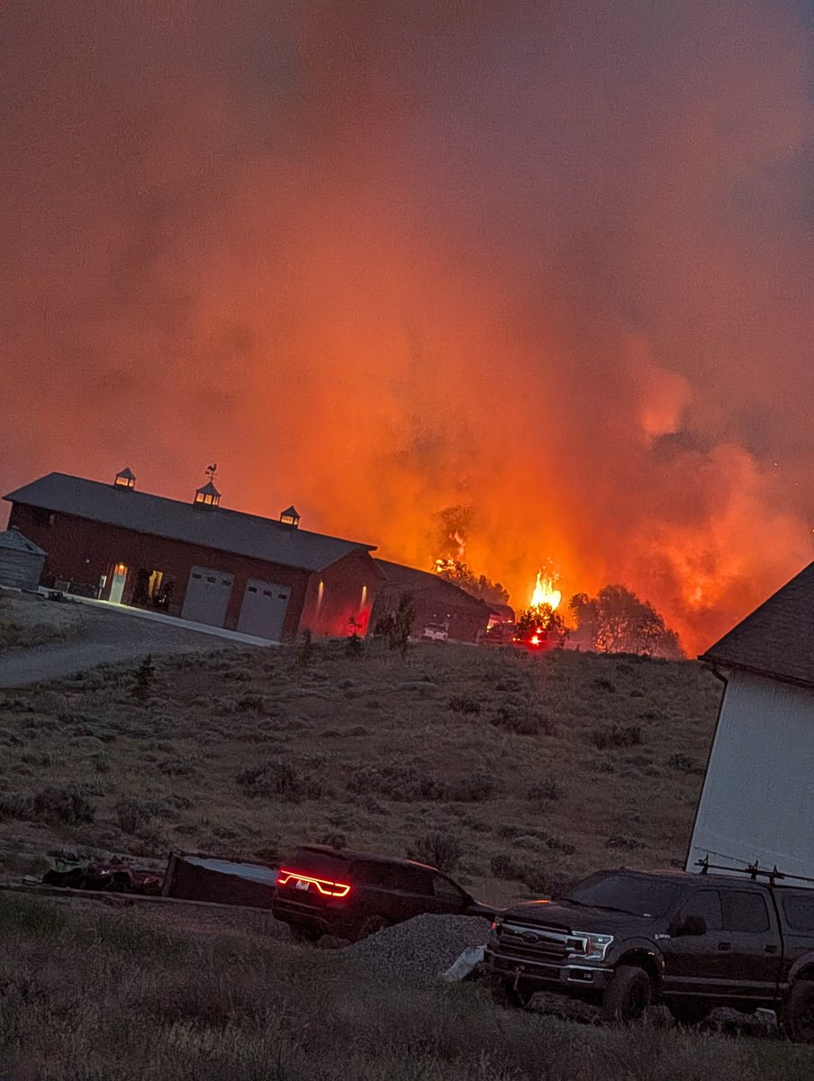 wxguymike's tweet image. 🚨 BRUSH FIRE IN WEST RICHLAND 🚨
Evacuations are underway near Northlake &amp;amp; Clark Court as a fast-moving brush fire threatens homes in the area.
 Benton County Sheriff’s Office is asking everyone to stay clear so crews can work safely and quickly.