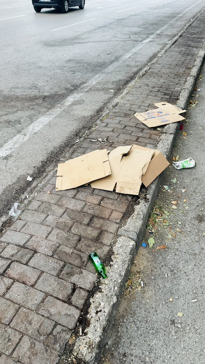 Her yer çöp her yer çöp suyu. Pislik kokan koca koca caddeler, bulvarlar. 👍 2 yıldır yazıyoruz hiç kimsenin umrunda değil #fsm <a href="/mustafabozbey/">Mustafa Bozbey</a> <a href="/SadiOzdmr/">Şadi Özdemir</a> <a href="/bursabuyuksehir/">Bursa Büyükşehir Belediyesi</a> <a href="/NiluferBel/">Nilüfer Belediyesi</a> <a href="/BursaValiligi/">T.C. Bursa Valiliği</a>