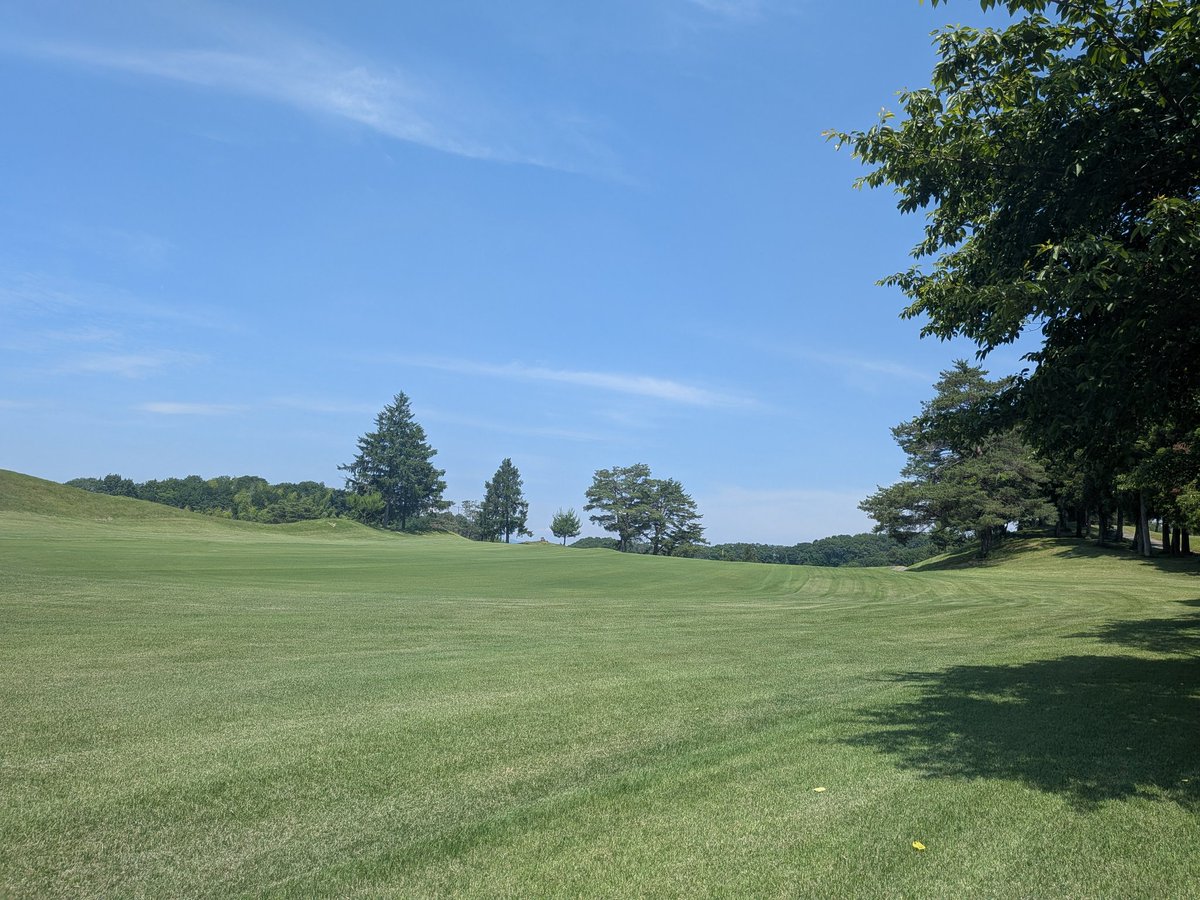 ゴルフ日和⛳️ ただもう熱くてゴルフもしんどい季節になってきたなー(^_^;)