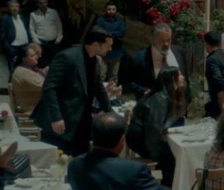 He pulled out her chair for her. Thought we'd miss it but we didnt. #EşrefRüya #DemetÖzdemir #ÇağatayUlusoy #EşSan