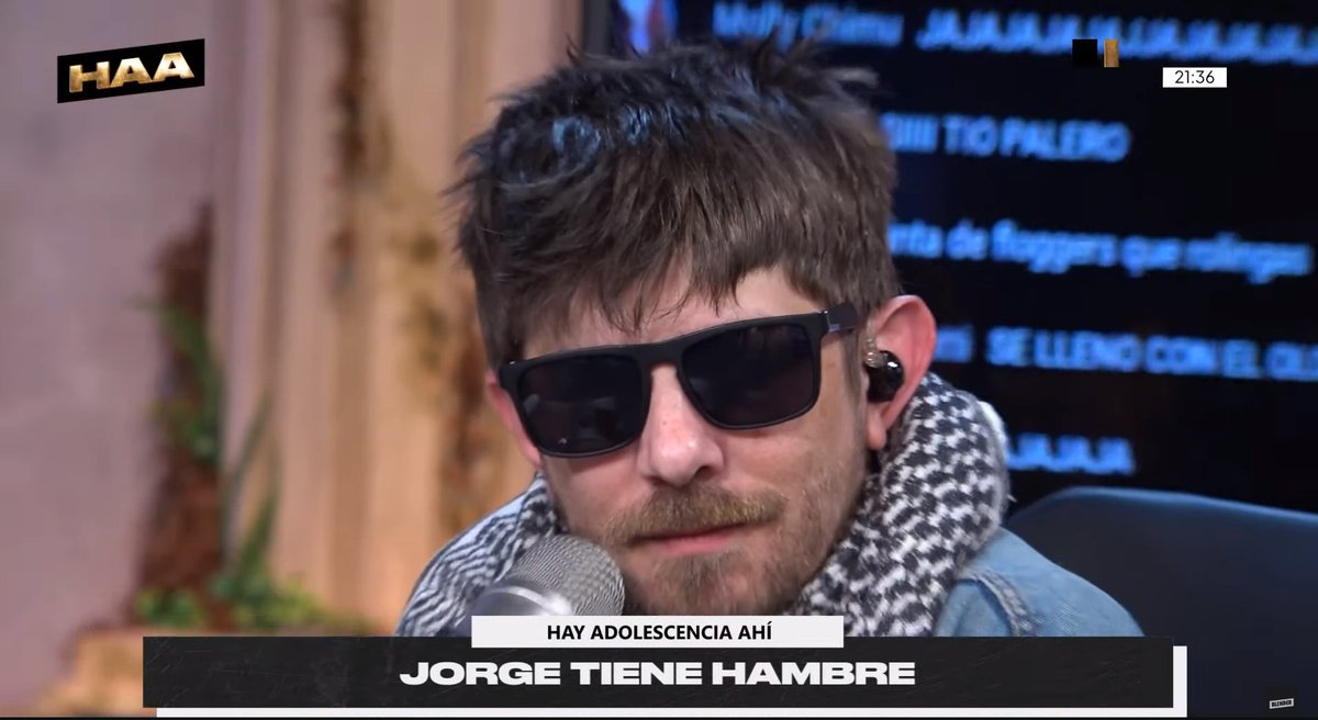 oces, solo voces como ecos
Como atroces chistes sin gracia
Hace mucho tiempo escucho voces
Y ni una palabra
Y mis ojos maltratados
Se refugian en la nada
Y se cansan de ver un montón de caras
Y ni una mirada
Una nueva noche fría en el barrio
Los tranzas se llenan los bolsillos