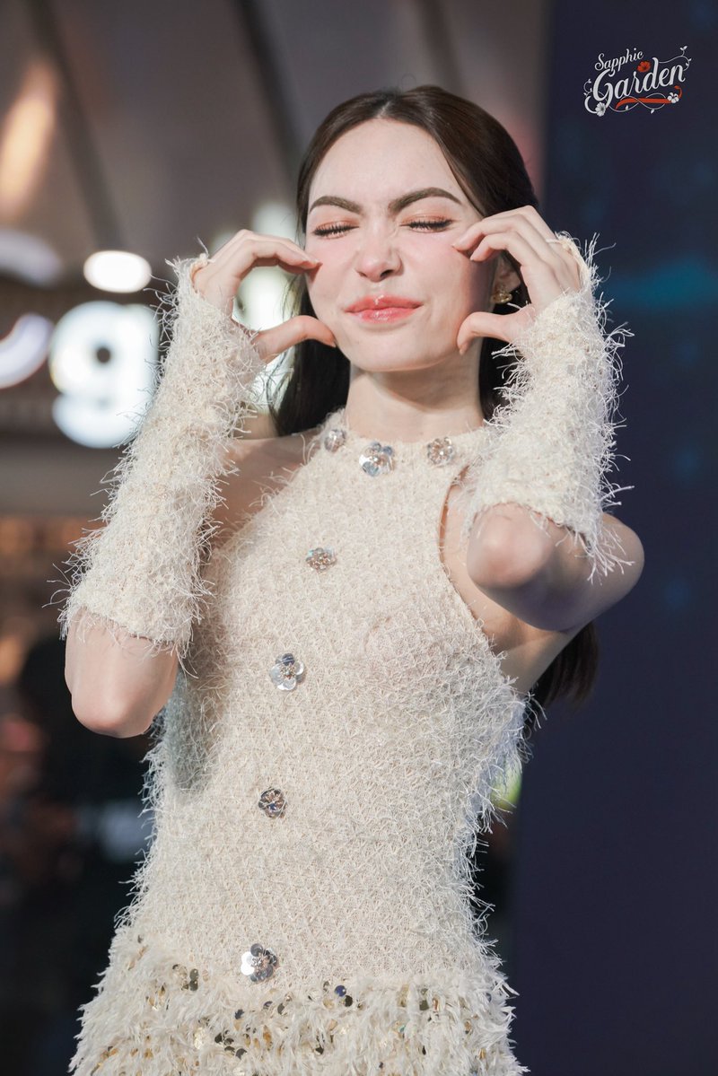Natt'R.. Smiley of Charlotte (@nattanan2251) on Twitter photo มาส่งกำลังใจให้ลูกสาวกันค่ะ วันนี้วันดีเปิดกล้องซีรีส์แล้ว ขอให้เอ็นจอยกับการทำงานนะคะคนเก่ง
JOURNEY OF CHARLOTTE12
#CharlotteAustin #ชาล็อตออสติน
<a href="/itscharlotty/">Charlotte Austin</a> มาส่งกำลังใจให้ลูกสาวกันค่ะ วันนี้วันดีเปิดกล้องซีรีส์แล้ว ขอให้เอ็นจอยกับการทำงานนะคะคนเก่ง
JOURNEY OF CHARLOTTE12
#CharlotteAustin #ชาล็อตออสติน
<a href="/itscharlotty/">Charlotte Austin</a>