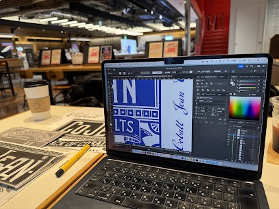 荒川区お隣「台東区」の某カフェにて、以前HP制作をしたお客様からのご紹介で、グラフィックデータの作成をご依頼いただき、お客様の目の前でデザイン実作業を進行中　細かな調整など『隣で画面見ながら出来るのでやり易いです^^』と感激のお言葉🤝