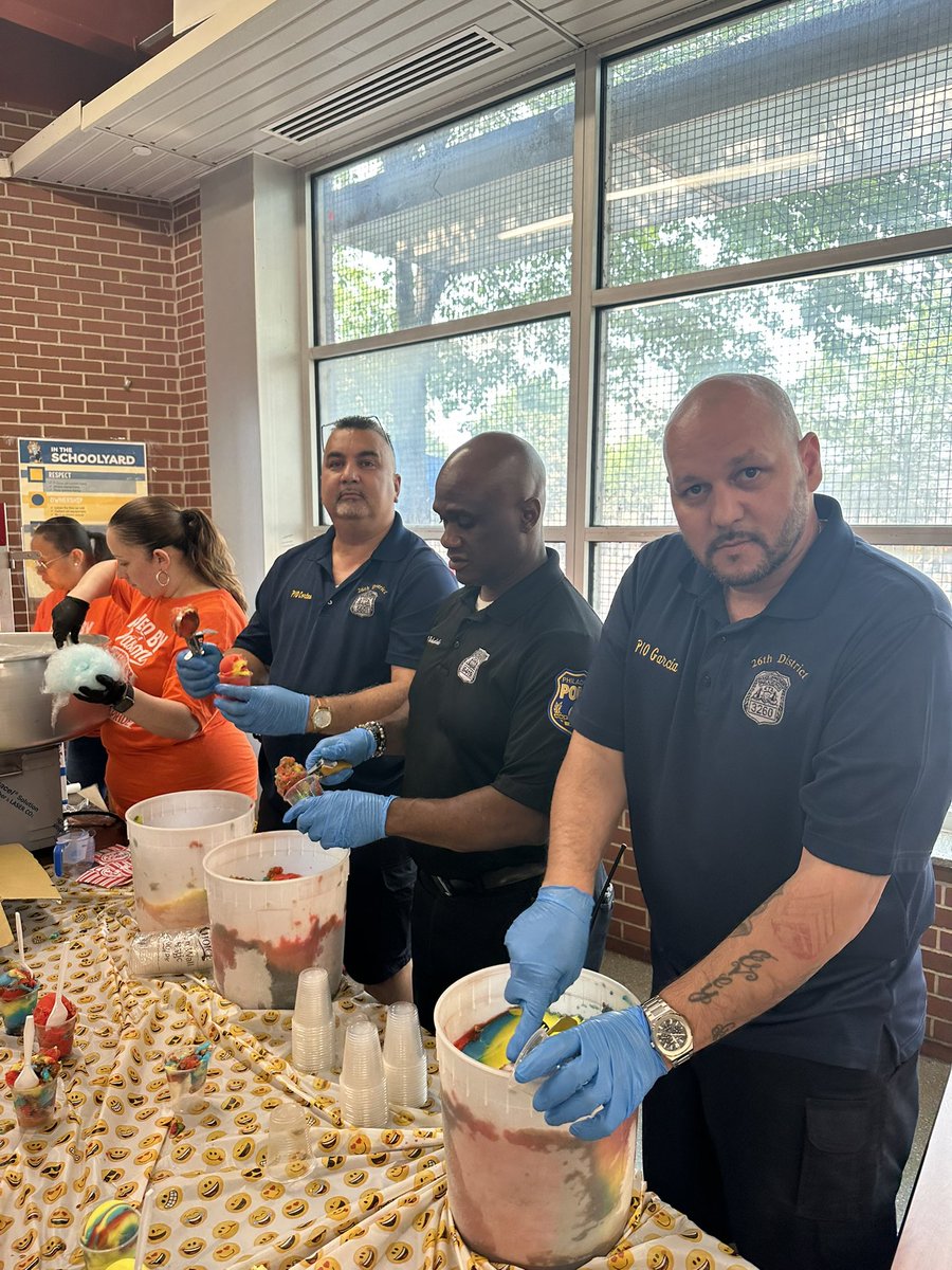 PPD26Dist's tweet image. The students of Julia De Burgos were able to cool down with some delicious water ice that was served by the @PPD26Dist and @PPD25Dist community relations and school beat officers during their last fun day of the year. See you next year.