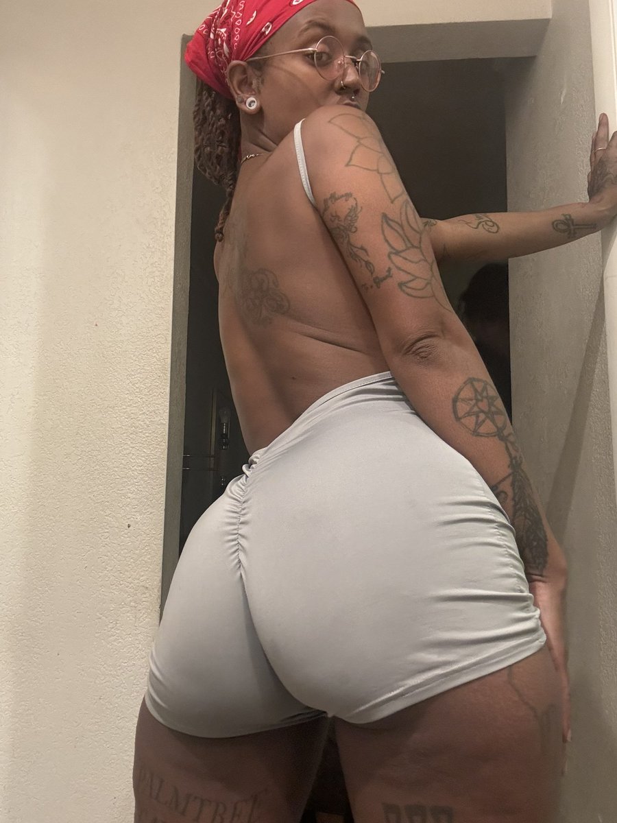 Ptk_305's tweet image. I need my back tattooed i stg 🥵… what should i get 👀💜💋