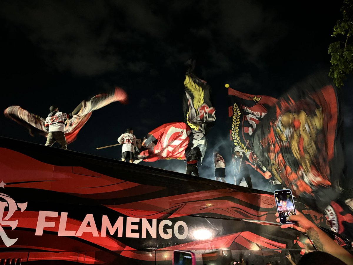 JAMAIS
COMPAREM
O FLAMENGO
COM NADA