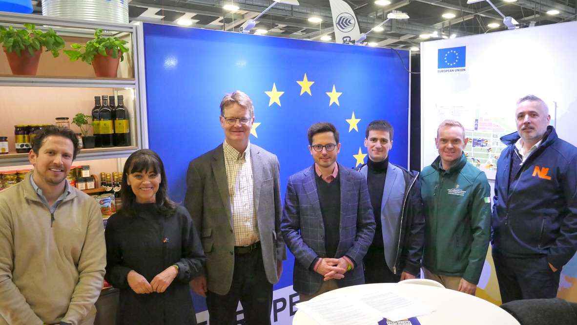 LMeredithEU's tweet image. First day at @FieldaysNZ! Strong #TeamEurope presence with Ambassadors @IEAmbNZ, Nicole Menzenbach, @ArdvanderVorst, @PatrykBlaszczak & reps from ๐ฆ๐น๐ซ๐ท๐ฉ๐ช๐ฎ๐ช๐ณ๐ฑ๐ต๐ฑ๐ช๐ธ.
PM @chrisluxonmp & Minister @toddmcclaymp: โTrade up 28% in a yearโthis is only the beginning.โ ๐ช๐บ๐ง๐ซ #Fieldays2025