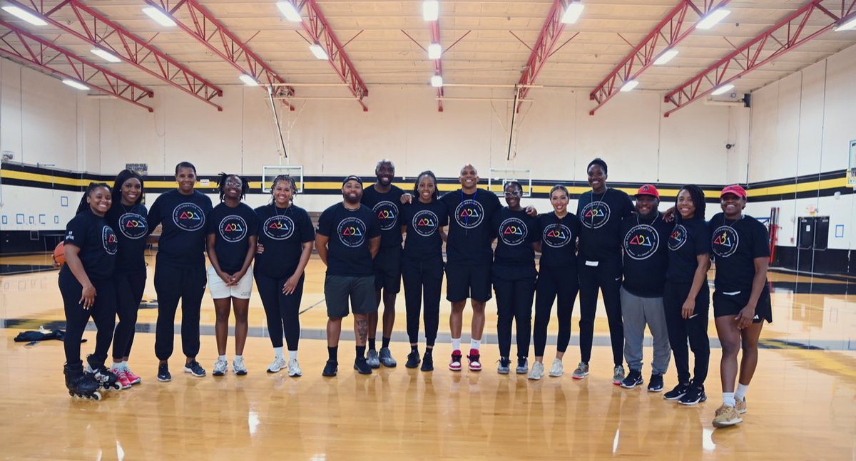 ladybearsbb's tweet photo. Had an amazing time hosting the Adaora Elonu Alief Girls Basketball Camp! Huge thanks to all the coaches who volunteered their time to make this event so special. The future of girls’ hoops in Alief is bright!
#AliefPride #girlshoops🏀 #Basketball #Family https://t.co/3PTKAgL0va