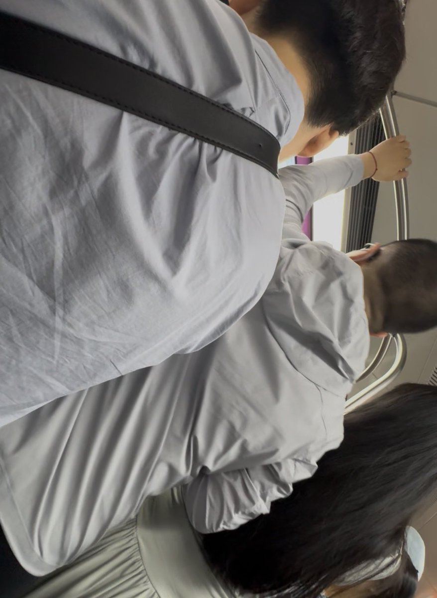 今日汇报！夫夫齐上阵？
#地铁偷摸 #地铁偷拍 #地铁互摸 #北京地铁15号线