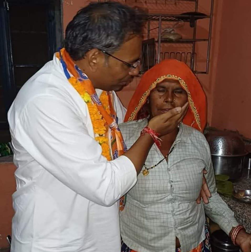 ErHansrajMeena's tweet photo. माँ की प्रथम पुण्यतिथि पर विनम्र श्रद्धांजलि...

आज मेरी पूज्य माताजी पूर्व प्रधान स्व. श्रीमती कमली देवी जी की प्रथम पुण्यतिथि है। माँ न सिर्फ मेरी जीवन की प्रेरणा थीं, बल्कि वे इस धरती पर सेवा, त्याग और सच्चे जनप्रतिनिधित्व की मूर्तिमान उदाहरण थीं। एक जननेता के रूप में उनका योगदान, और एक माँ के रूप में उनका स्नेह, आज भी मेरी हर सोच, हर निर्णय में साथ चलता है।

उनके दिखाए संस्कार और मार्गदर्शन ने ही मुझे जनसेवा के इस पवित्र कार्य के लिए तैयार किया। आज जो कुछ भी हूँ, जो भी कर पा रहा हूँ, वो माँ की ही कृपा और आशीर्वाद का फल है।

माँ, आपकी कमी हर पल खलती है, लेकिन आपकी सीख मुझे हर कठिन घड़ी में संबल देती है।

आपकी स्मृति को कोटि-कोटि नमन। आपकी प्रेरणा को जनसेवा में समर्पित करता हूँ।

माँ को समर्पित ये दिन-आपकी कृपा सदा बनी रहे।

#श्रद्धांजलि #पुण्यतिथि #कमलीदेवी #जनसेवा #माँ #सम्मान #पूर्वप्रधान