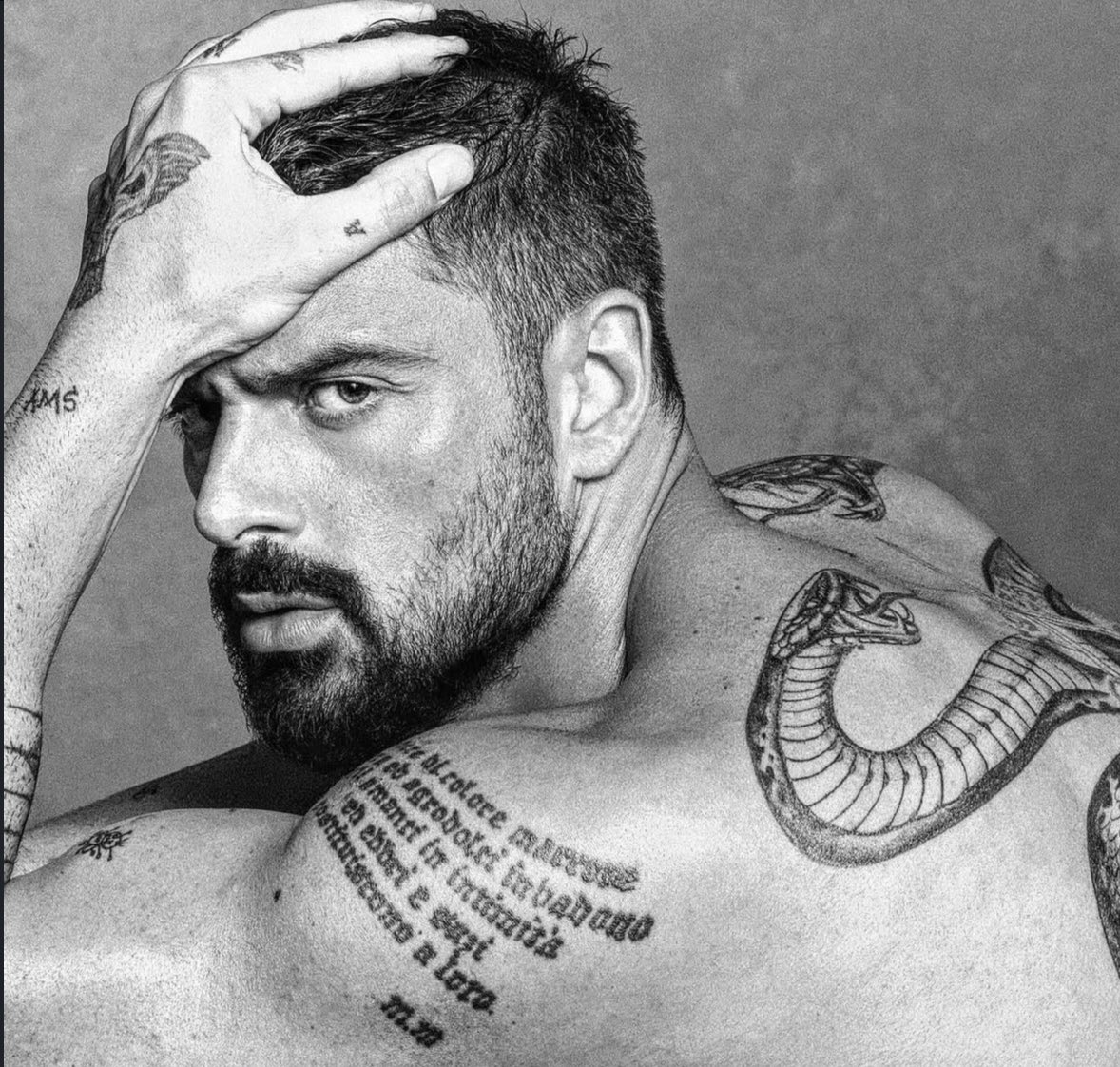 Mucho gusto soy Daniel Senna
No soy nuevo por aquí pero perdí mi cuenta y vine a gobernar esta.
Tengo 29 años. 
Empresario Brasileño 

Fav y RT