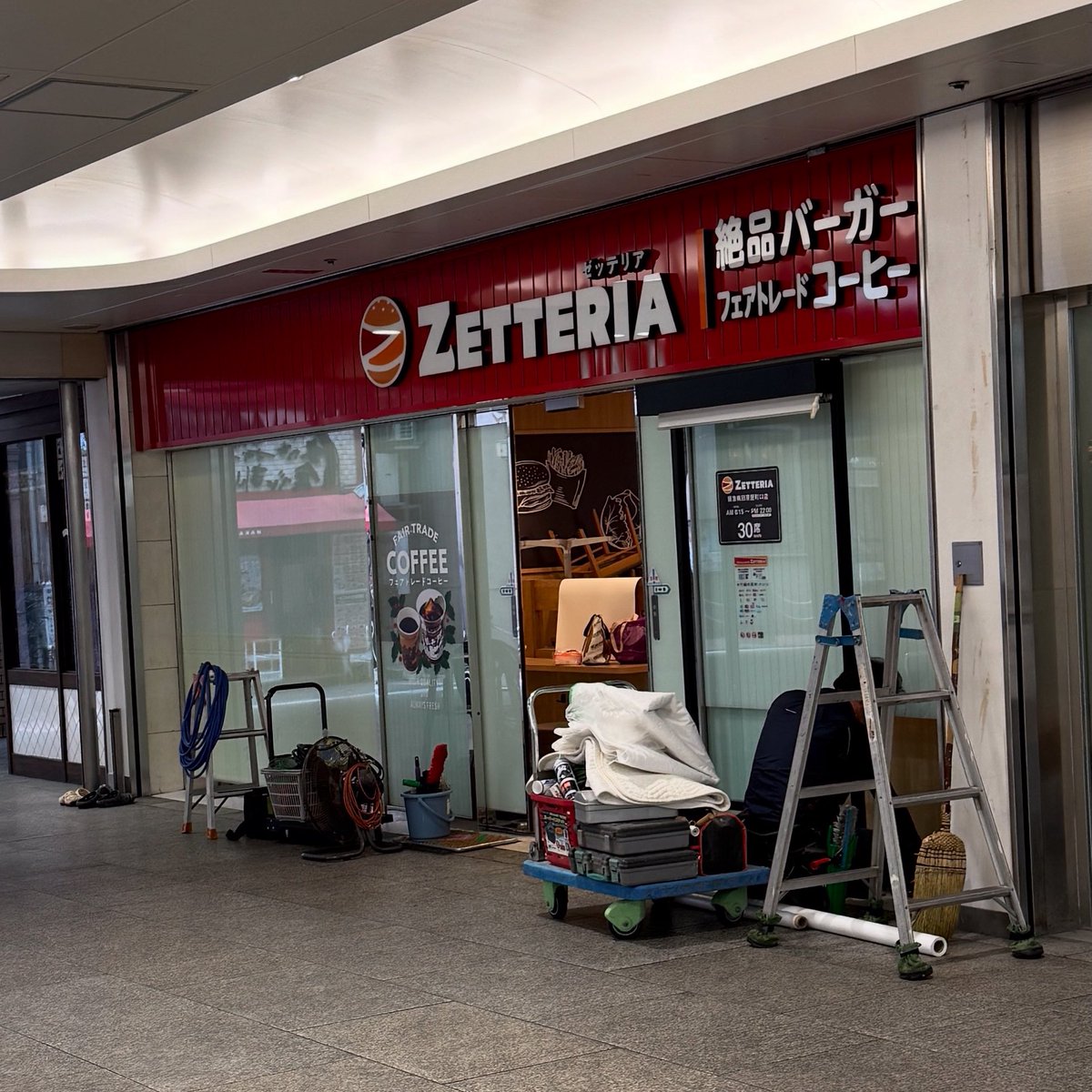 会社の近くのロッテリアが
ゼッテリアに改装されてる！！！！！！
リブサンドが食べられなくなるよぉぉぉぉ！！
😭😭😭😭
#ロッテリア
#ゼッテリア
#リブサンド
