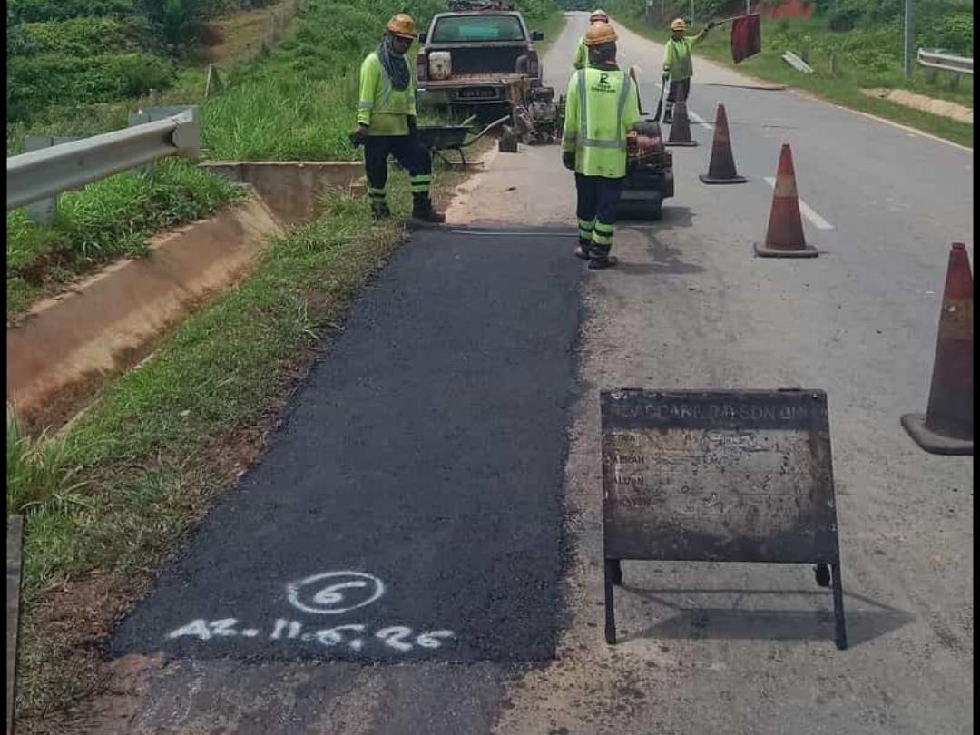 Kerja penyenggaraan rutin RO1 - Menampal pothole (tampalan kekal) di laluan FT1524 Jalan Utama Kota Gelanggi - Lepar Utara, Seksyen 21.3, Daerah Jerantut, Pahang

<a href="/JKRJERANTUT/">JKR Jerantut</a> 
<a href="/JKRPAHANG/">JKR PAHANG</a> 
<a href="/ZTTCSFJ/">ZTT CSFJ</a> 
<a href="/CSFJ_JKR/">Cawangan Senggara Fasiliti Jalan (CSFJ)</a> 
<a href="/IPJKR_Official/">JKR Malaysia Rasmi</a> 
<a href="/moworksmy/">Kementerian Kerja Raya Malaysia</a> 
<a href="/ahmadmaslan/">DS Dr Ahmad b Maslan</a> 
<a href="/AlexNantaLinggi/">Alexander Nanta Linggi</a>
