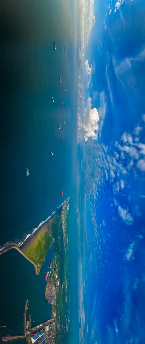 Puerto Quetzal, Guatemala. 
Buques a la espera de ingreso.
(Abrir imagen)