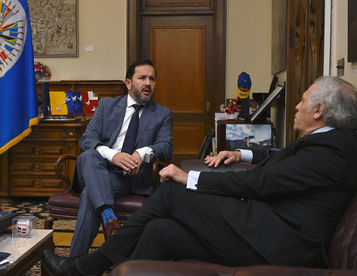 Un privilegio haber trabajado estos años junto a <a href="/Almagro_OEA2015/">Luis Almagro</a>, un convencido del valor de  la democracia, los derechos de las personas y la justicia. 

Entre muchas otras cosas, enfrentó con firmeza a la dictadura venezolana y puso a Maduro y su tiranía a órdenes  de la Corte