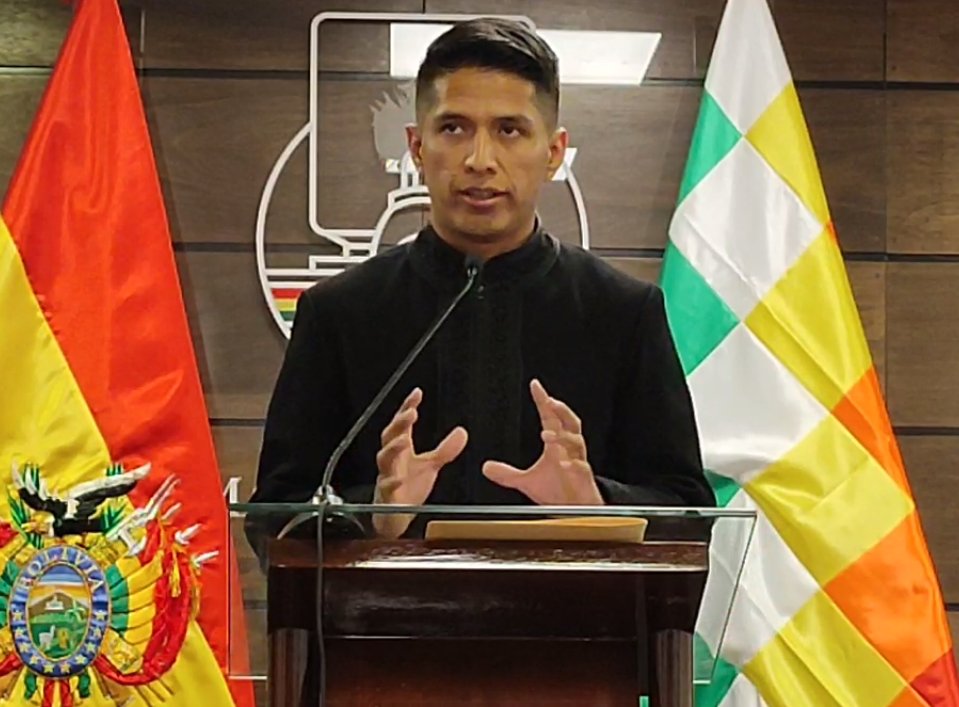 Y este nada. El guapo, el renovador, el cambio, al que le tienen tanta fe y le ponen la cama...ÉSE HOY NO DICE NADA FRENTE A LA VIOLENCIA Y SANGRE QUE PROVOCA SU MAESTRO EVO MORALES