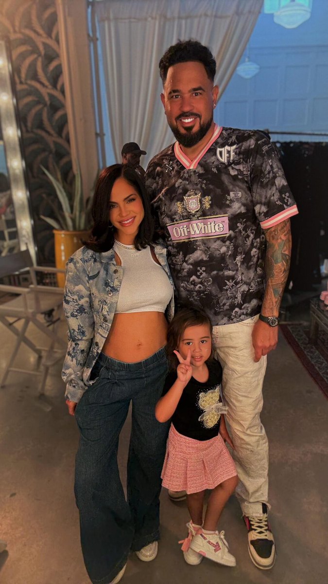 teamnattimex's tweet photo. Natti Natasha junto a Raphy Pina y su hija mayor Vida Isabelle 🤰🏻♥️✨ https://t.co/S25plvS8wR