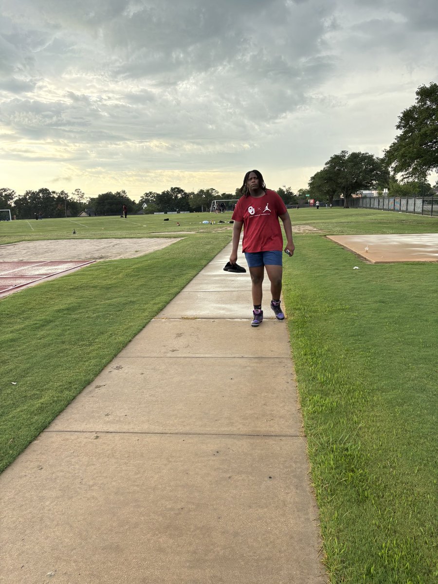 JaydenABurCO27's tweet image. 7am -10:30am workout ;11am -5pm eat and sleep ; 6-8pm workout, eat , sleep ; wake up and REPEAT 
#2aDays