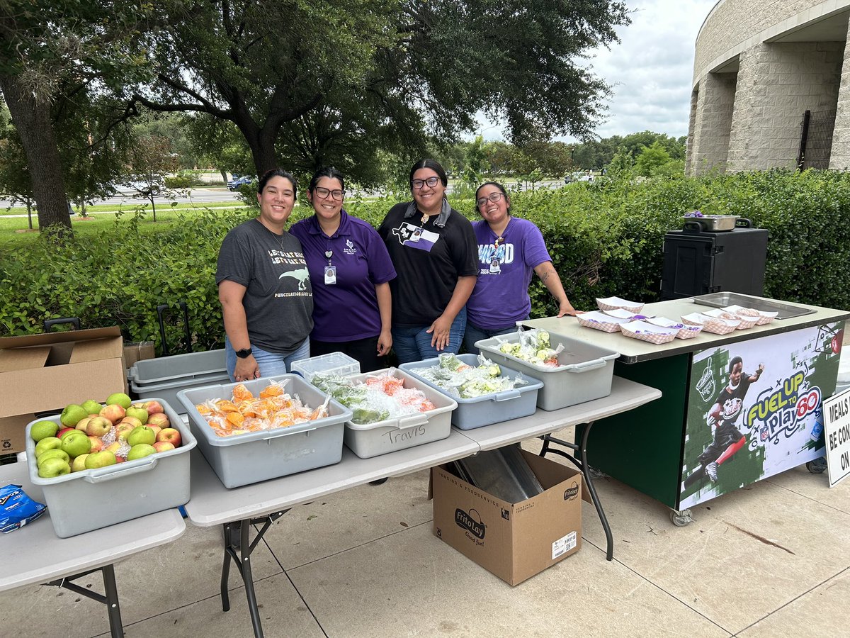 Our Summer Nutrition Mobile Meal Bus had some extra special visitors today! 💛 Maribel’s sweet granddaughter and our former manager Kimberly stopped by with her adorable kiddos to enjoy lunch with us. And of course, shoutout to our amazing summer staff—Priscilla, Victoria, Mia &amp;