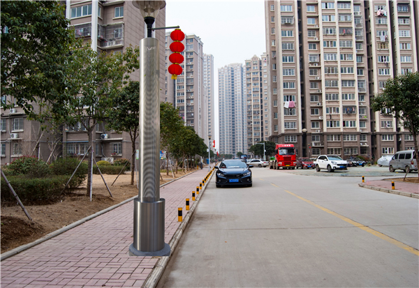 juliamesh's tweet image. Stainless wedge wire screens for lighting columns project.Proud to see our wedge wire screens integrated into urban lighting infrastructure. In this project,our cylindrical wedge wire columns serve as both a structural base and an aesthetic enhancement for decorative light poles.