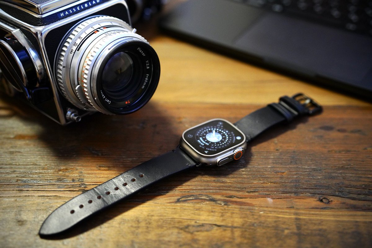 wagoimages's tweet photo. りんご堂を展開するミッドインターナショナルの最新作oblavvaが欲しく買いに行ってきました。

もう最初に見た瞬間からハッセルブラッドやないか！！！

一目惚れしてしまったわけです。

https://t.co/TGXxs3zMiL

カメラ好きにオススメのスマートウォッチバンドです！ https://t.co/KrUlNvxMp4