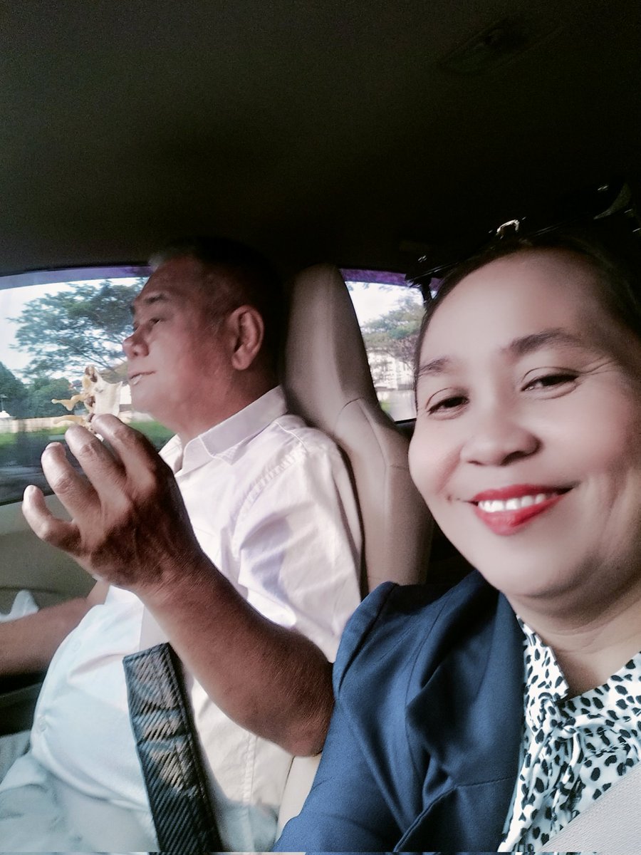 Selamat pagi sahabat baikku 
Pagi ini aku sdh dijmpt sama Koko 
Kalian knl ngak ☺️
Dia lg asyik mkn cemilan peyek buatan aku 
Hr ini kita mau kopdar lg bareng tmn2 lainnya jg 
Sampai ktmu di JKT ❤️🥰🫰