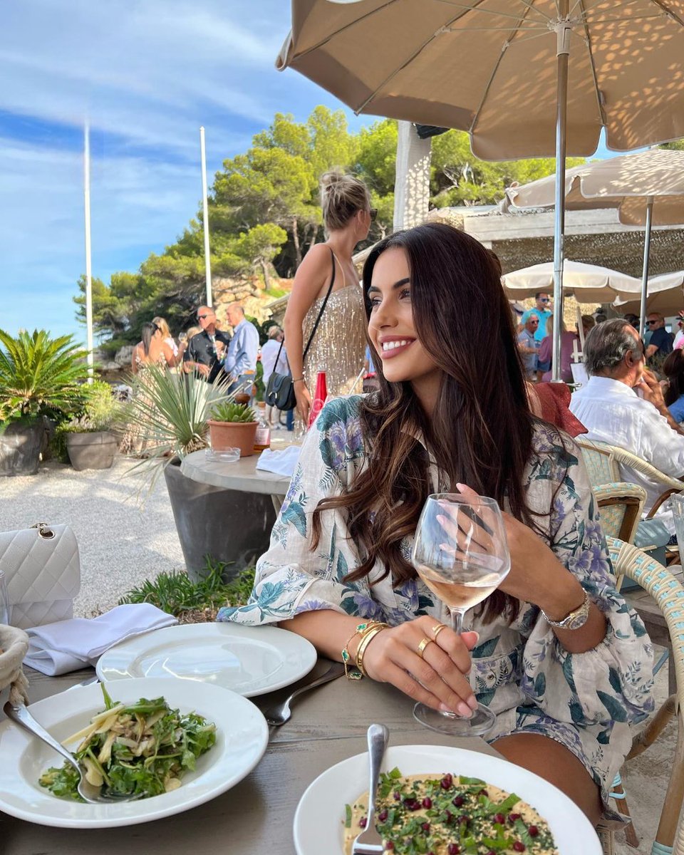 Rosé, sunshine, and seaside vibes 🥂🌞🌊