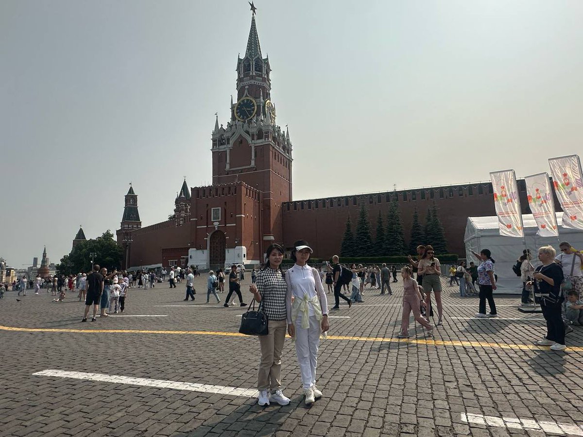 4-11 июня состоялась поездка в Россию воспитанницы Училища иностранных языков при Пхеньянском университете иностранных языков Хван Да Ми вместе со своей преподавательницей по русскому языку Ли Хи Ён. Среди более 7️⃣4️⃣0️⃣0️⃣ работ видеоролик Хван Да Ми заняла призовое место.