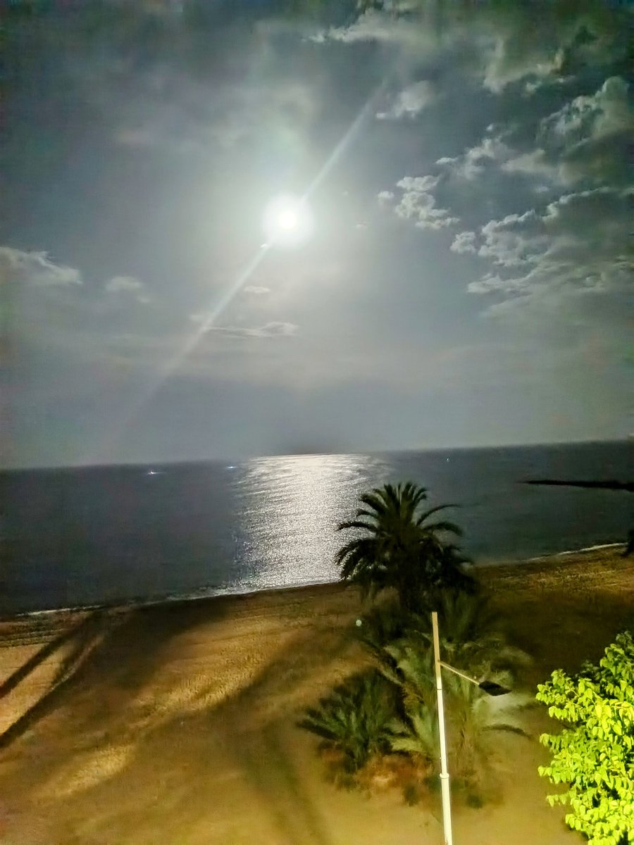 ¿Quién va a querer dormir con esta belleza en el cielo?